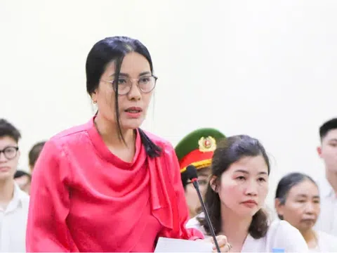 Cựu hiệu trưởng THCS Ba Đình bật khóc nức nở tại tòa khi nghe tuyên án 3 năm tù