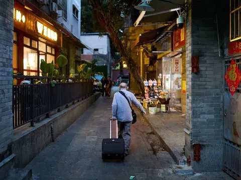 Cụ ông 92 tuổi kéo vali bán sách suốt 20 năm, phía sau là câu chuyện khiến nhiều người rơi nước mắt