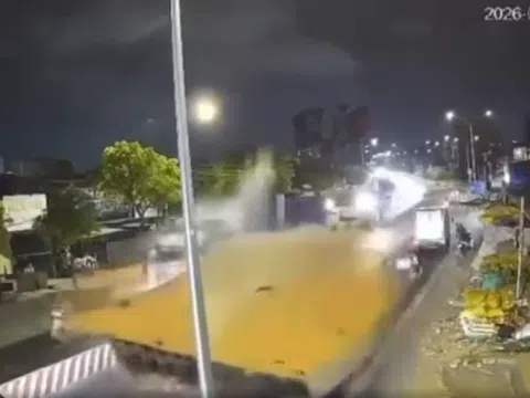 Video: Kinh hoàng khoảnh khắc tấm thép hơn 10 tấn rơi đè bẹp cabin xe rác làm tài xế tử vong