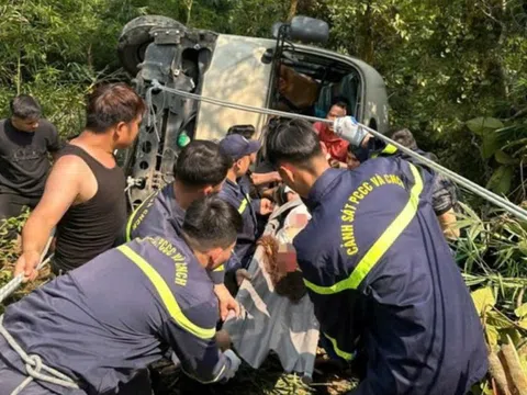 Xe khách chở cán bộ ngân hàng mất phanh lao xuống vực, nhiều người bị thương