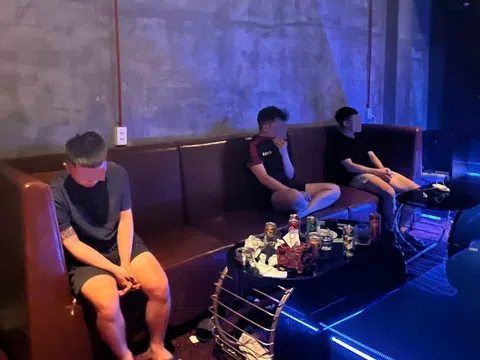 Bí ẩn phía sau quán karaoke T.A.K bị cảnh sát đột kích giữa đêm, 5 đối tượng bị bắt