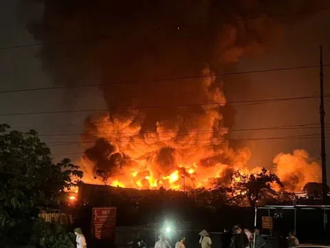 Lửa bao trùm nhà xưởng gần Bệnh viện K, cảnh sát căng mình dập cháy suốt đêm