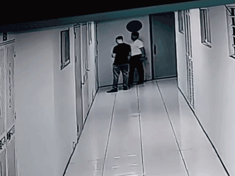 Clip gây phẫn nộ: Người đàn ông đập cửa, chửi bới 2 cụ bà trong chung cư Hà Nội