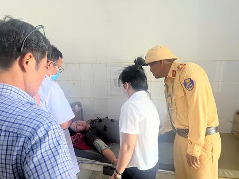 Cận cảnh giây phút CSGT giúp người phụ nữ liên tục ôm ngực, nôn ói thoát “cửa tử” giữa đường