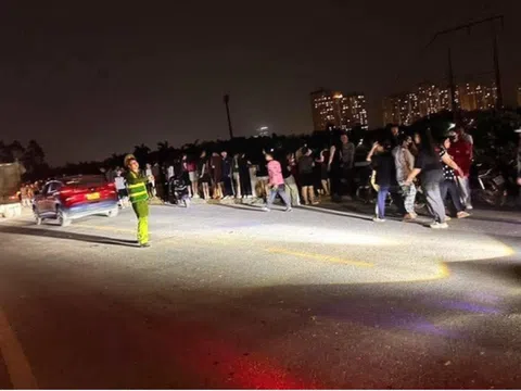 Hưng Yên xuyên đêm tìm kiếm 3 mẹ con nghi nhảy sông Hồng tự tử: Nhói lòng hiện trường vật dụng bỏ lại