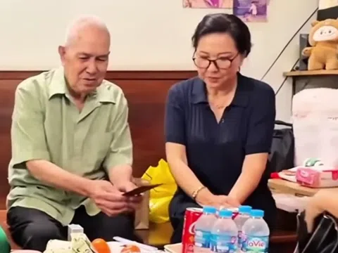 Nam nghệ sĩ cải lương 82 tuổi thường ăn mì gói, sống một mình: "Ai cho gì tôi cũng ăn, khó khăn quá rồi không ngại ngùng gì”