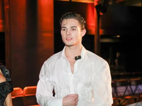 Bắt "trai đẹp" kích động bạn gái bạn gái xô xát để livestream