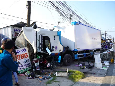 Xe tải mất lái tông liên hoàn 5 xe máy, phương tiện và sạp hàng ven đường tan hoang tại Cà Mau