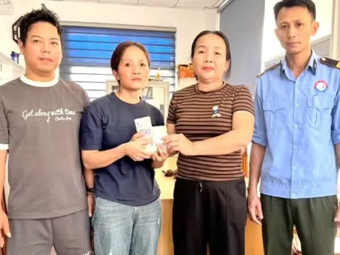 Nhặt ví trong lúc chăm người thân, hành động của chị Huế khiến mạng xã hội dậy sóng