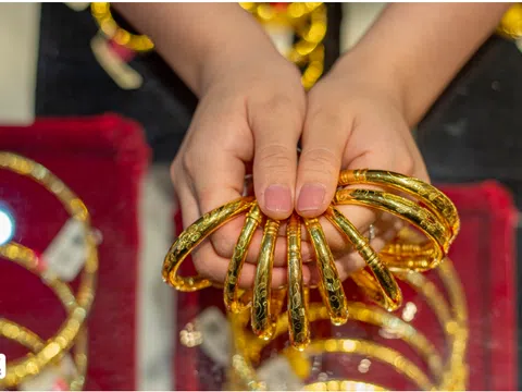 Giá vàng chiều ngày 5/4: SJC đứng yên ở đỉnh cao, vàng thế giới vượt 4.600 USD