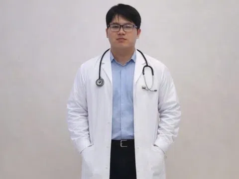 Bác sĩ lao vào ép tim hơn 5 phút cứu người lạ thoát "cửa tử"