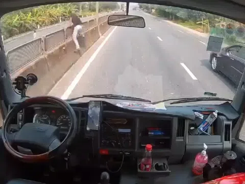 Vụ tài xế nhảy khỏi xe cứu bé 2 tuổi đi một mình giữa đường: Gia đình xin đóng phạt thay nếu bị xử lý