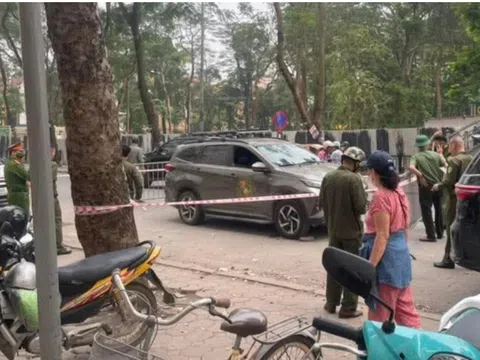 Tài xế ô tô bị nam thanh niên đâm vào cổ giữa ban ngày tại Linh Đàm