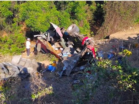 Xe khách lao xuống vực sâu ở Bàu Trắng: 4 người tử vong, nhiều người bị thương