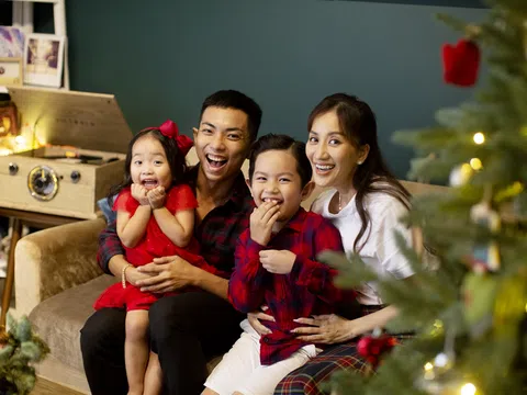 Khoảnh khắc hạnh phúc của gia đình Khánh Thi - Phan Hiển dịp Noel 2020