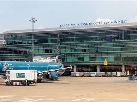 Bộ Y tế tuyên bố không phong toả sân bay Tân Sơn Nhất sau khi phát hiện một nhân viên dương tính với SARS-CoV-2