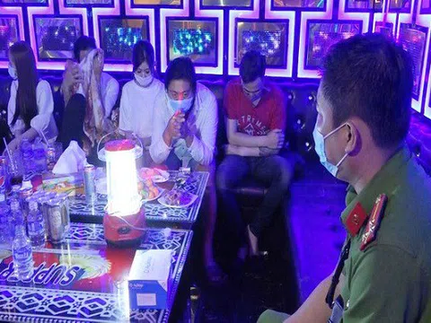 Bến Tre: Đột kích quán karaoke lúc rạng sáng, phát hiện 26 đối tượng dương tính với ma túy