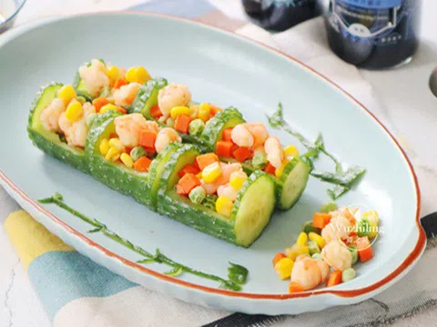 Salad dưa chuột tạo hình giống cây trúc, đặc biệt ấn tượng trên bàn tiệc ngày Tết