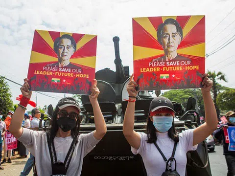 Myanmar cắt Internet, điều xe bọc thép kiểm soát biểu tình