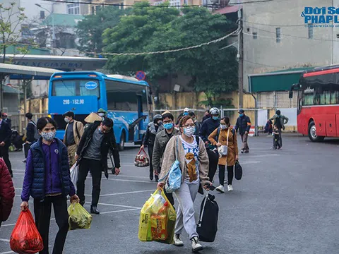 Người dân nhộn nhịp trở lại Hà Nội ngày mùng 5 Tết