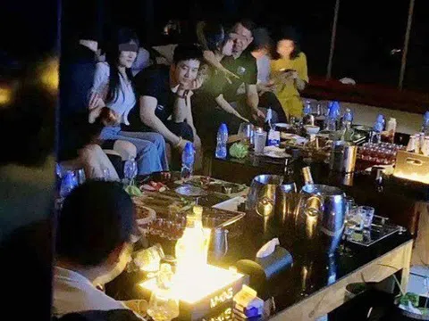 Huỳnh Hiểu Minh bị bắt gặp ở quán bar với dàn mỹ nữ vây quanh, cư dân mạng réo tên Angelababy