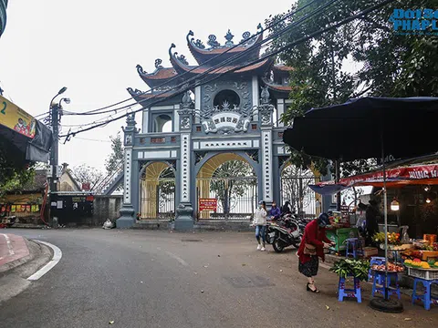 Người Hà Nội đi lễ ngày mùng 5 Tết: Vái vọng từ xa, nhét tiền qua khe cổng