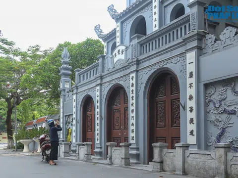 Cảnh vái vọng "chớp nhoáng" tại đền, chùa Hà Nội trong thời điểm giãn cách xã hội