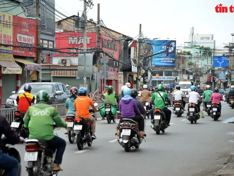 Đường phố TP Hồ Chí Minh đông đúc trở lại, dù vẫn đang trong thời gian giãn cách xã hội