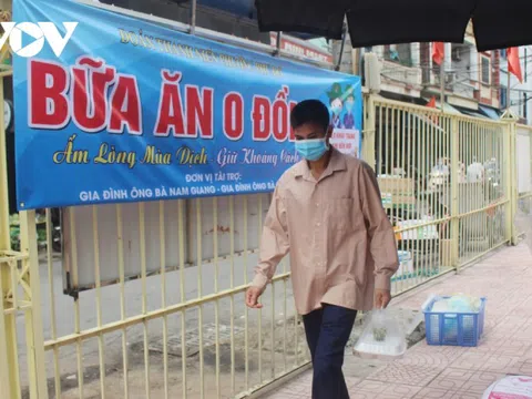 Người lao động, sinh viên nghèo mắc kẹt ở Hà Nội xúc động khi nhận những suất cơm 0 đồng