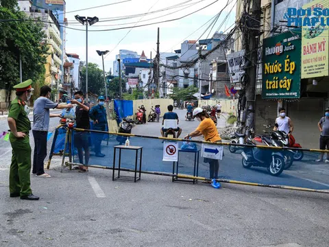 Hà Nội: Dựng hàng rào, chốt chặn các ngả ngăn người vượt khu phong toả ở quận Đống Đa