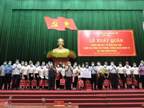 Gần 1000 thầy thuốc; cán bộ, học viên Công an nhân dân lên đường chi viện cho miền Nam