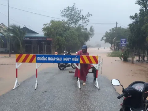 Thừa Thiên - Huế: Vượt mưa lũ lấy mẫu xét nghiệm Covid-19 trong đêm