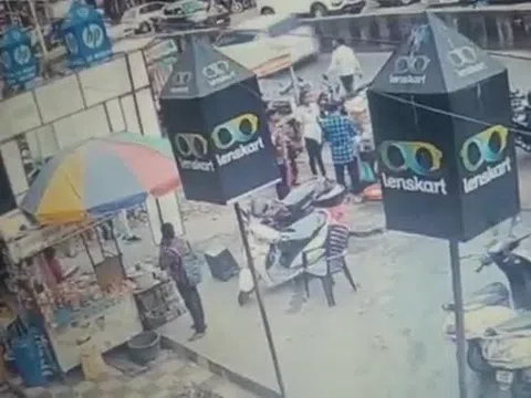 Clip: Đường điện cao thế phát nổ khiến 4 người đổ gục xuống đất