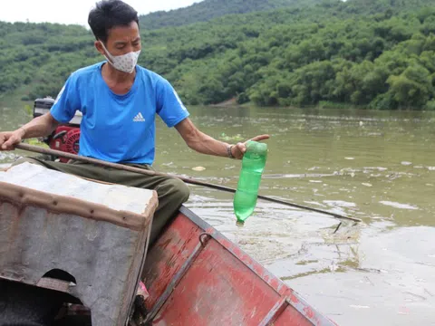 Rác thải đổ về lòng hồ thủy điện, bốc mùi hôi thối “hành hạ” người dân