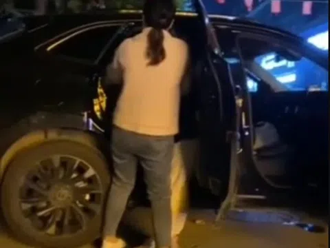 Bị vợ bắt quả tang ôm ấp tình nhân trong xe ô tô, gã chồng tệ bạc tuyên bố 1 điều khiến tất cả phẫn nộ