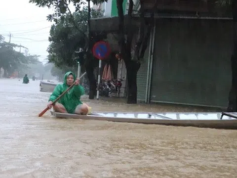 Mưa lũ bủa vây miền Trung: Hàng nghìn ngôi nhà bị ngập, 8 người chết và mất tích