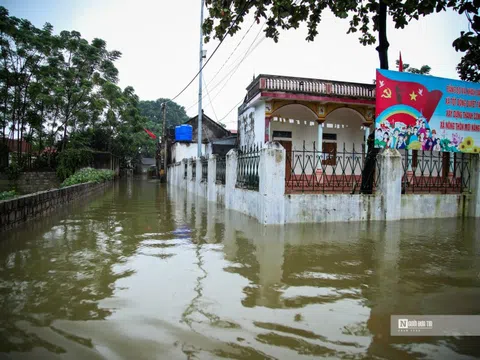Hà Nội: Hơn 100 hộ dân bị cô lập trong “biển” nước