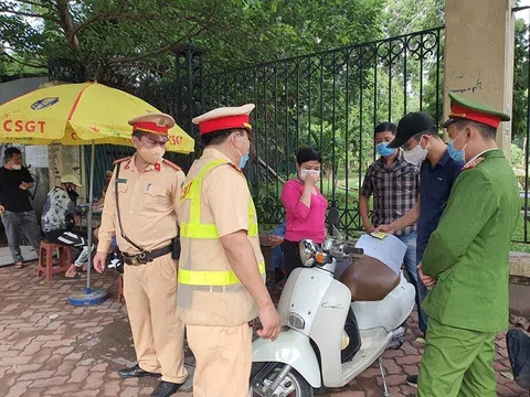 Hà Nội: Hàng loạt phụ nữ "đầu trần" hốt hoảng phi xe máy vào ngõ cụt khi gặp cảnh sát 141