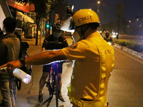 CSGT TP.HCM phạt người chạy xe đạp vi phạm: Lấy lý do "già yếu mắt kém" nên không thấy đèn đỏ