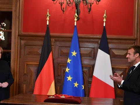 Tổng thống Macron bị nghi bí mật thay màu quốc kỳ Pháp