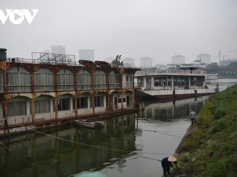 Hà Nội: Nhà hàng nổi hồ Tây chính thức bị khai tử sau nhiều năm bỏ hoang