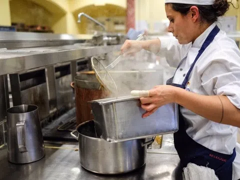 Rửa bát lương 600 triệu đồng/năm: Chuyện thật như đùa tại Hoàng gia Anh