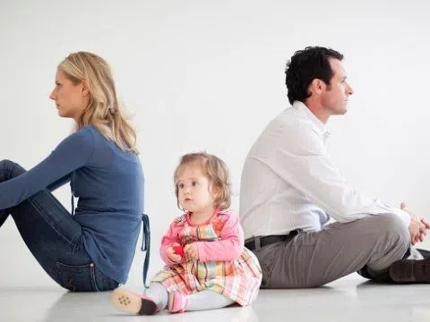 Khi nào cả cha và mẹ đều không có quyền nuôi con sau ly hôn?