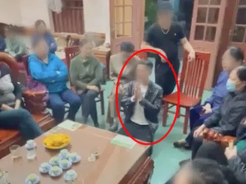 Nóng mạng xã hội: Xôn xao cảnh người đàn ông phải quỳ gối đọc bản tường trình