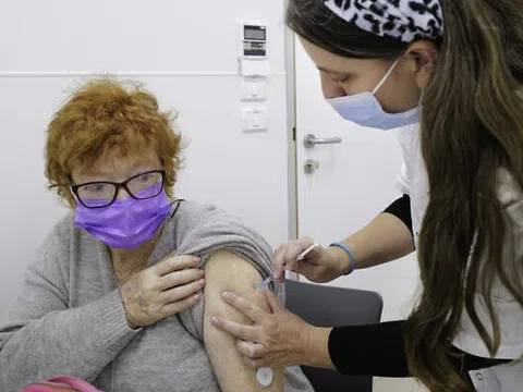Thế giới đang triển khai mũi tiêm 3, Israel lên kế hoạch tiêm mũi vaccine ngừa COVID-19 thứ 4