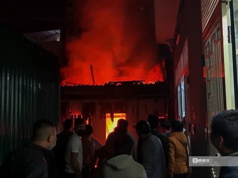 Hiện trường vụ phòng trọ ở Hà Nội bốc cháy trong đêm sau tiếng nổ lớn