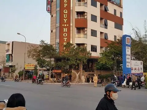 Hàng chục cảnh sát bao vây, khám xét khách sạn 7 tầng ở Thái Bình