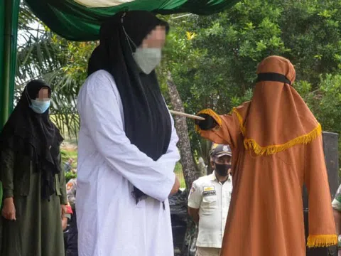 Indonesia: Người phụ nữ bị đánh 100 roi thị chúng vì ngoại tình