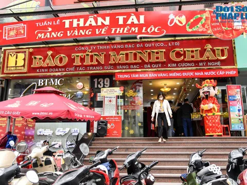 Hà Nội: Người dân đổ xô mua vàng lấy may trước ngày vía Thần Tài