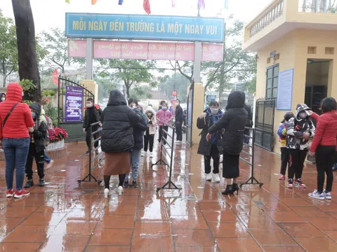 Học sinh tiểu học ngoại thành Hà Nội ngày đầu trở lại trường: Bỡ ngỡ ngày gặp lại thầy cô